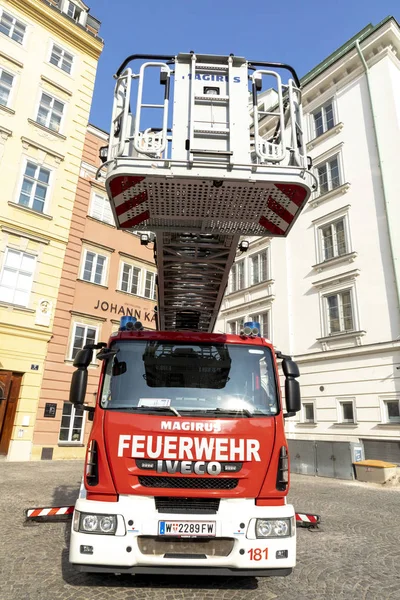 De Weense brandweer test de draaiende ladder op de f — Stockfoto