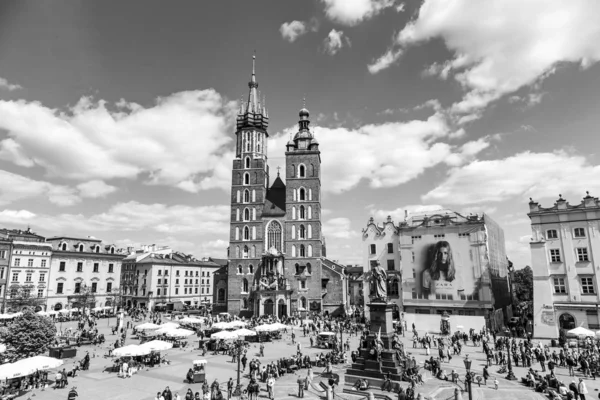 Krakow şehrinde Pazar Meydanı'nda turistler — Stok fotoğraf