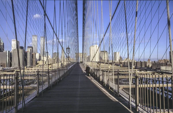 Brooklyn Bridge w Nowym Jorku z bliźniaczymi wieżami w tle — Zdjęcie stockowe