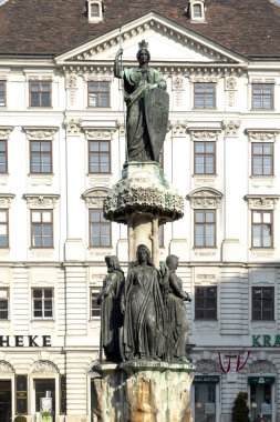 Freyung Meydanı 'ndaki Avusturya Çeşmesi