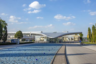 Hamburg 'daki Lufthansa bakım alanına modern giriş kapısı.