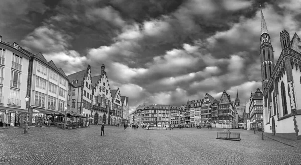 Plaza del casco antiguo Romerberg con los turistas en Frankfurt — Foto de Stock