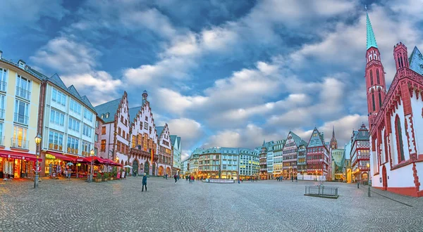 Oude stadsplein Romerberg met toeristen in Frankfurt — Stockfoto