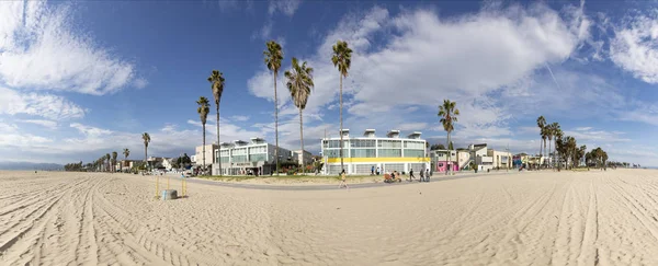 Persone godono di lungomare panoramico con palme e case colorate — Foto Stock