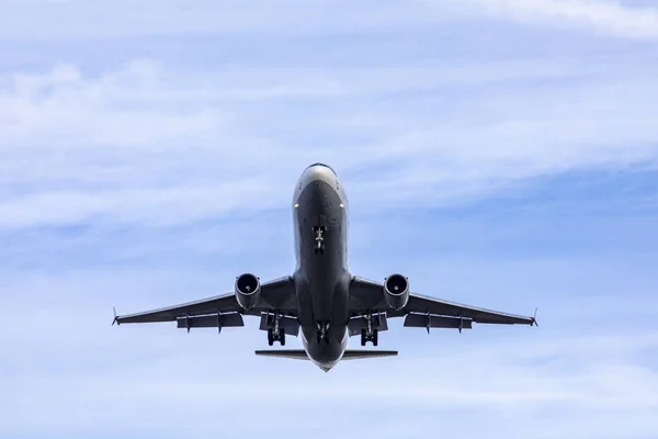 Avion en approche à l'aéroport international de Francfort — Photo