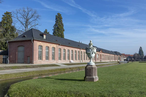 Famoso palacio en los jardines del Palacio de Schwetzingen. Es el más grande — Foto de Stock