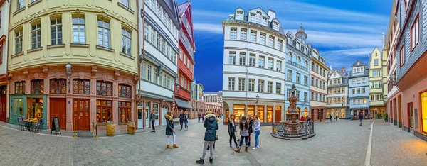 La gente visita la nuova città ricostruita vecchia a Francoforte — Foto Stock