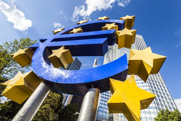 Berömda eurotecknet i frankfurt am main — Stockfoto