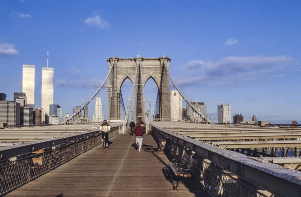 Puente de Brooklyn en Nueva York con torres gemelas en el fondo — Foto de Stock