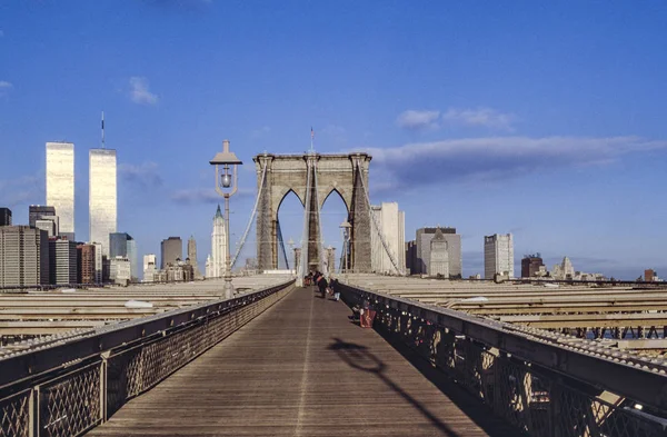 Brooklyn ponte em Nova York com torres gêmeas no fundo — Fotografia de Stock