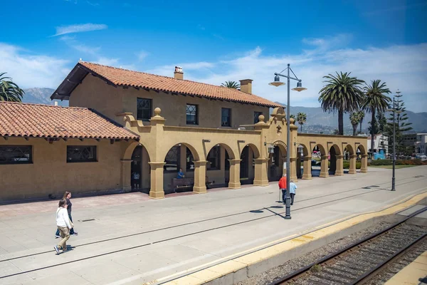 People wait for the pacific surfliner train at old mexican style — Stockfoto
