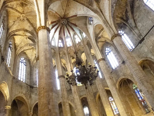 Интерьер собора Святого Креста и Святой Эулалии в готическом стиле — стоковое фото