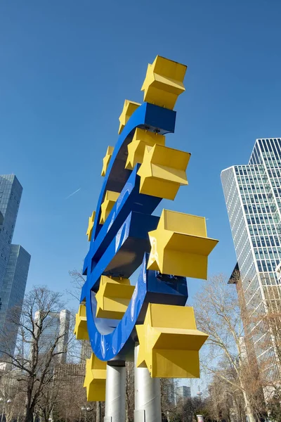 Signo de euro famoso en Fráncfort del Meno bajo cielo azul —  Fotos de Stock