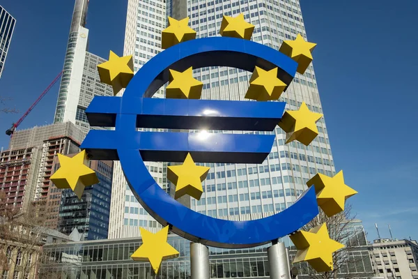 Slavné znamení eura ve Frankfurtu nad Mohanem pod modrou oblohou — Stock fotografie