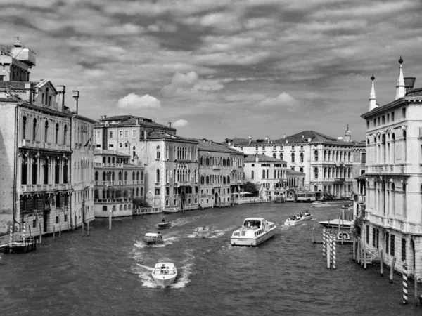 Lidé si užívají návštěvu velkého kanálu v Benátkách — Stock fotografie