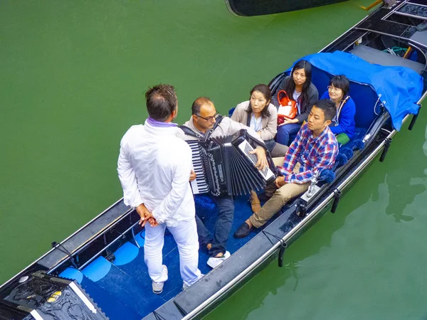 People enjoy visiting the canals of  Venice by gondola — Stock Photo, Image