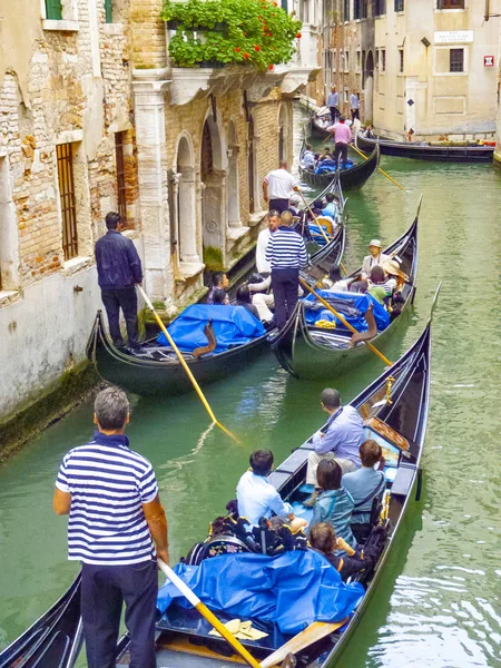 Az emberek élvezik meglátogatni a csatornák Velence gondola — Stock Fotó