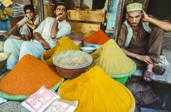 Män som säljer kryddor på marknaden i Peshawar — Stockfoto