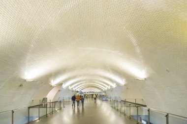 İnsanlar Lizbon 'daki eski metro istasyonunda trene yetişmek için acele ediyorlar.
