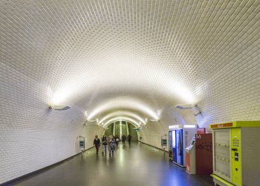 İnsanlar Lizbon 'daki eski metro istasyonunda trene yetişmek için acele ediyorlar.