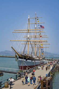 1886 model yelkenli gemisi Bal ile San Francisco 'daki iskeleye bakın.