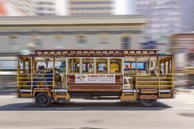 İnsanlar San Francisco 'daki Cable Car turunun tadını çıkarıyor.