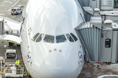 Kapıda Lufthansa A380 uçağı yükleniyor.