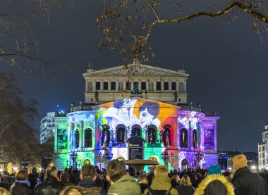 İnsanlar Frankfurt 'taki açık hava ışık gösterisini izliyor.