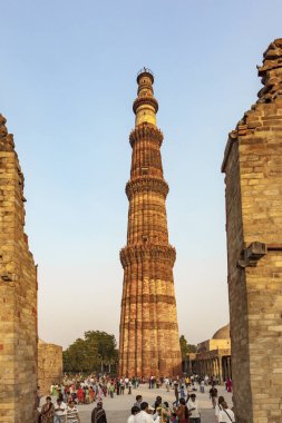 insanlar Qutb Minar, Delhi, dünyanın en yüksek tuğla inşa m ziyaret