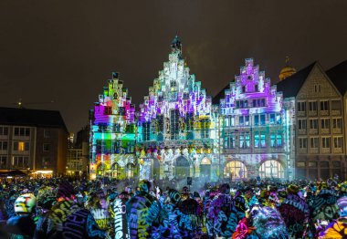 İnsanlar Frankfurt 'taki açık hava ışık gösterisini izliyor.