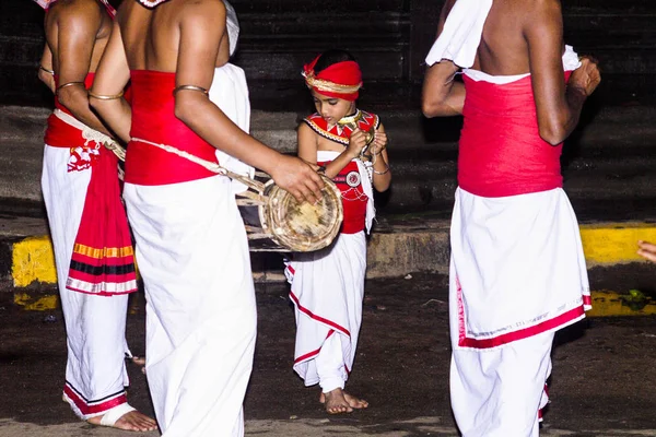 Niños pequeños músicos participan en el festival Pera Hera en Kan — Foto de Stock