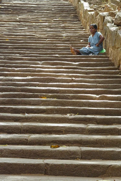 Pauvre femme supplie à l'entrée du temple de Mihintale — Photo