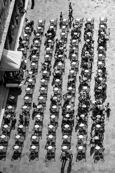 Οι τουρίστες στην πλατεία του Αγίου Μάρκου ξεκουράζονται σε μια υπαίθρια καφετέρια — Φωτογραφία Αρχείου
