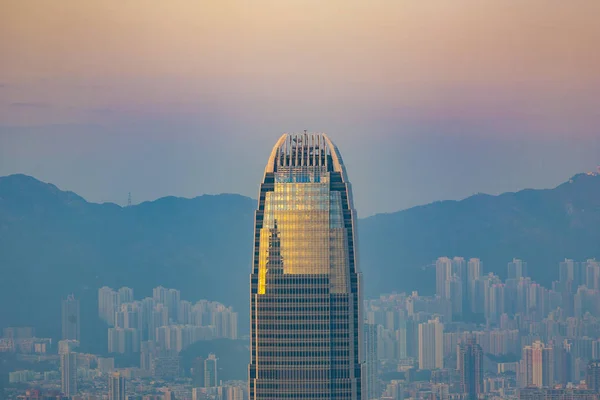 与香港全景的夜景摩天大楼顶部 — 图库照片