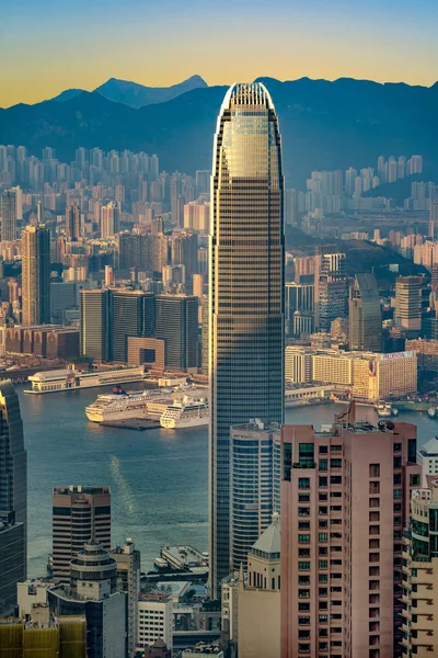 Вид на Гонконг от Виктории Пик до залива и небоскреба — стоковое фото