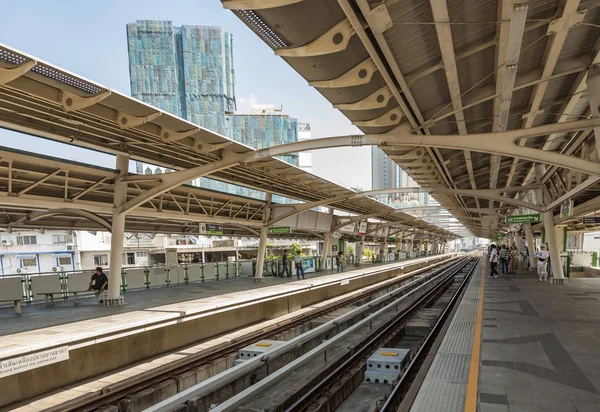 Persone alla stazione della metropolitana Nana — Foto Stock