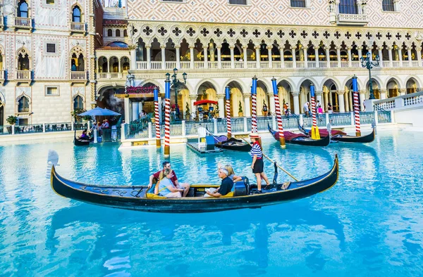 Venetiansk tema med Gondola på vann med turister i Las Vegas – stockfoto