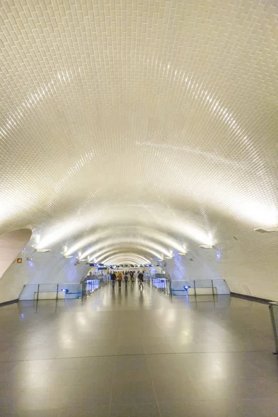 La gente se apresura en la antigua estación de metro de Lisboa al tren —  Fotos de Stock