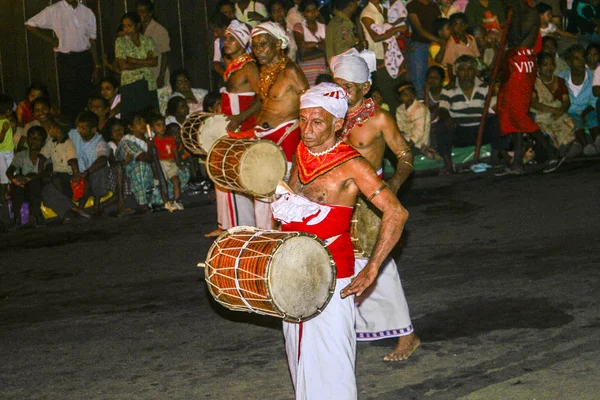 Старый барабанщик участвует в фестивале Pera Hera в Канди — стоковое фото