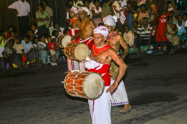 Old drummer participate the festival Pera Hera in Kandy — Stockfoto