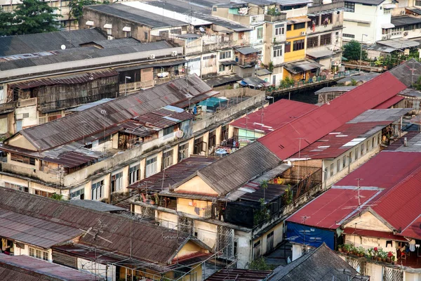 Slum at river Chao Phraya in Bangkok — Stock Photo, Image