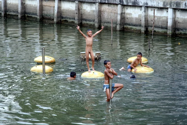 Маленькие дети получают удовольствие от купания в Клонгах Бангкока — стоковое фото