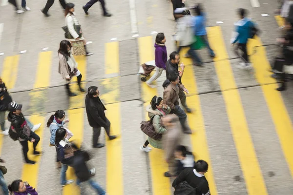 Vista aérea de pessoas que cruzam uma rua em uma travessia pedestre — Fotografia de Stock