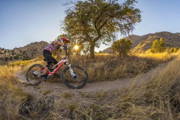 Downhill rider Simon Seeholzer no treinamento — Fotografia de Stock