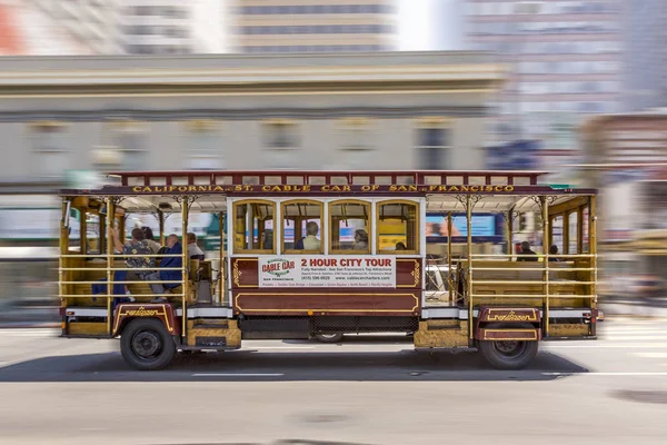 People enjoy the Cable Car tour in San Francisco — Stockfoto