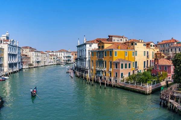 La gente si gode il viaggio in gondola al Canale Grande di Venezia — Foto Stock