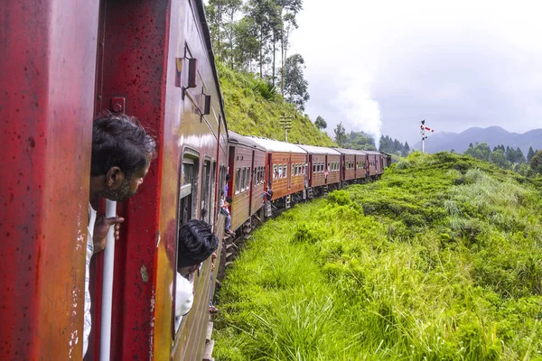 Personas viajan en el tren Colombo a Nuwara Eliya — Foto de Stock