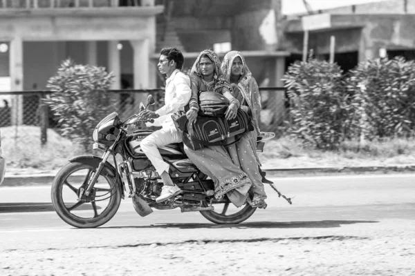 Hombre con madre y esposa montando en scooter en la carretera — Foto de Stock