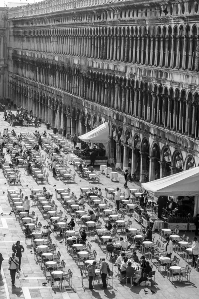 Les gens aiment s'asseoir à la célèbre place de marcus — Photo