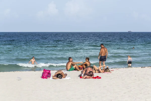 Pessoas à beira-mar em South Beach, Miami — Fotografia de Stock